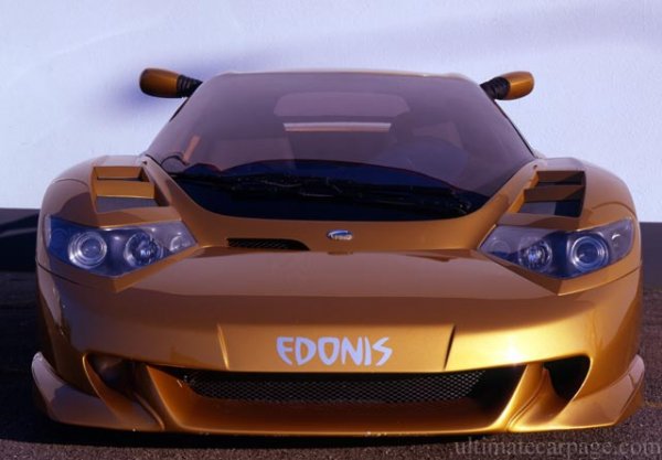 Автомобилът дебютира през 2001 година, като беше одобрена от легендата Михаел Шумахер и трябваше да стане наследник на Bugatti EB110, но с увеличена до 670 конски сили мощност. Освен това, B. Engineering Edonis беше и по-опростена технически, тъй като е със задно предаване. А тези фарове развалят всичко, тъй като с тях колата изглежда тъжна и неуверена в себе си, което означава провал за един истински суперавтомобил.
