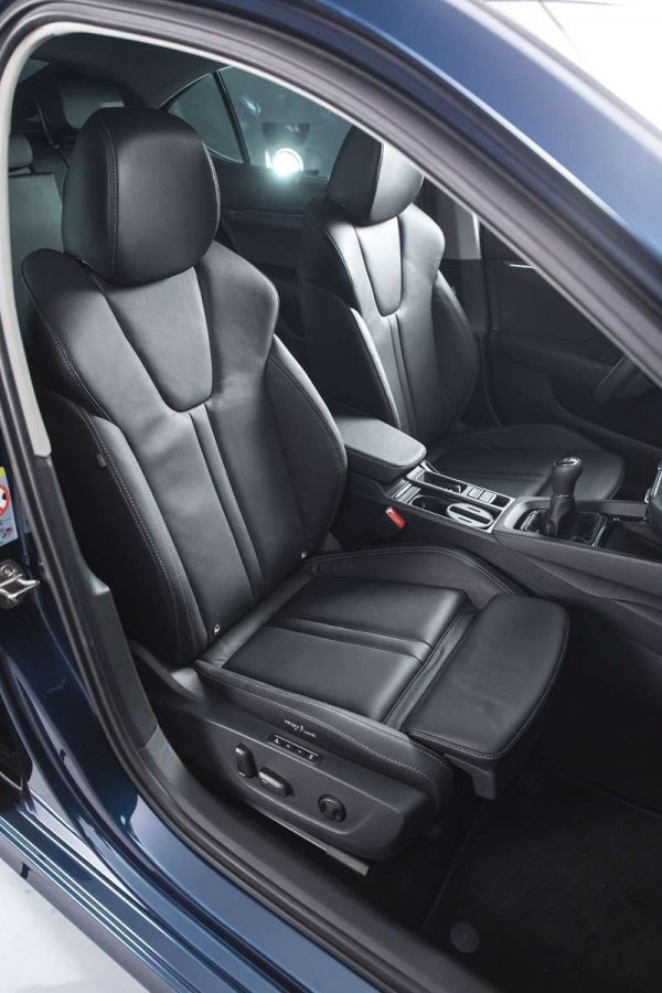 Предните седалки на Skoda Octavia вече могат да бъдат оборудвани не само с електрическо задвижване и подгряване, но и с вентилация и дори с масажна функция. Подгряване на волана също е възможно като опция.
