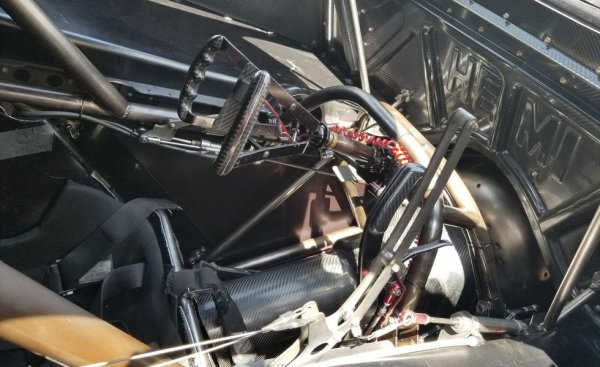 В кокпита няма да откриете никакви прибори - задачата на пилота е само да подкара драгстера, леко да го направлява и да се държи здраво през цялото време. Затова вътре има само педал на газта (с много къс ход), педал на съединителя и ръчна спирачка, свързана с еднобуталните спирачни апарати на всяко от четирите колела. Отляво е ръчката за контрол на горивото. 
