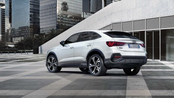 Оборудването на двата модела също се различава, но въпреки това те имат практически идентична консумация, ако са оборувани еднакъв двигател и размер на колелата. Бензиновото Audi Q3 (35 TFSI) харчи 6,3-6,9 л/100 км, а Audi Q3 Sportback – 6,3-7,0 л/100 км.  Дизеловото Audi Q3 (40 TDI quattro S tronic) харчи 6,3-6,8 л/100 км, а версията  Sportback – 6,3-6,7 л/100 км.