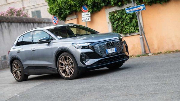 В случая на електрическото Audi Q4 e-tron (на снимката)  нещата се променят малко, тъй като коефициентът на аеродинамично съпротивлени (Cx) на Sportback с каросерия купе е малко по-добър, а също и данните за разхода и пробега варират леко (+9 км). Следователно SUV-купето консумира малко по-малко от съответната „класическа“ версия. Намалената височина, съчетана с подобрения Cx, гарантира, че показателите на Q4 Sportback e-tron са по-добри.