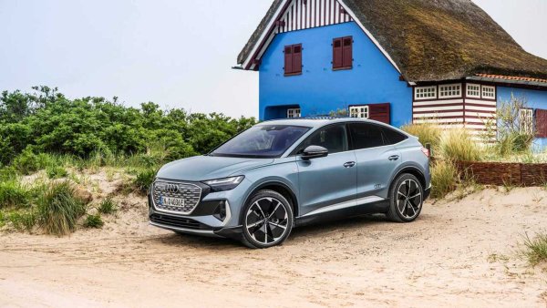 Разходът на енергия при Audi Q4 e-tron (40 e-tron) е 16,6-19,6 кВтч/100 км, докато при  Audi Q4 Sportback e-tron (на снимката) той е 16,2-19 кВтч/100 км. Пробегът на двете версии съответно е 520 и 529 км, а коефициентът на съпротивление (Cx) – съответно 0,28 и 0,27.