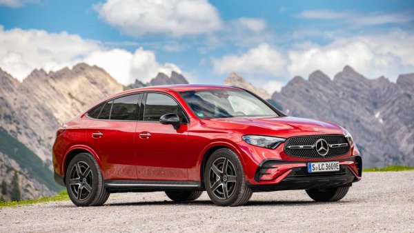 При Mercedes-Benz  GLC 200 4Matic консумацията на гориво е 7,3-8,2 л/100 км, докато при същия вариант на купето показателите са 7,1-8,0 л/100 км. Дизеловите варианти (GLC 220 d 4Matic) харчат съответно 5,2-5,9 л/100 км и 5,1-5,8 л/100 км.