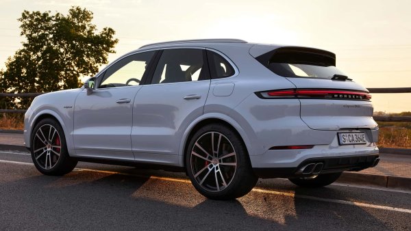 В случая с Porsche Cayenne Coup&eacute; по-елегантната каросерия наистина не изглежда да влияе на потреблението на гориво или поне това не е толкова забележимо. Тази версия е е с 2 см по-ниска, но коефициентът на съопротивления при двата автомобила е идентичен &ndash; 0,35, което също помага за идентичния разход.