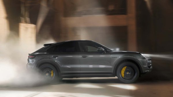 Разходът на гориво при Porsche Cayenne е 10,8-12,1 л/100 км, докато при  Cayenne Coup&eacute; той е 10,9.-12,1 л/100 км. Показателите на Cayenne Turbo E-Hybrid са 1,7-2,0 л/100 км, като при версията купе те са напълно същите.