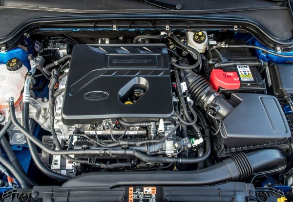 Най-големият проблем на Focus е ремъкът в версиите 1.0 EcoBoost. Ford обясни, че работата с масло намалява триенето и шума и позволява удължаване на периода между замените до 200 000 км или 10 години. Това обаче е само на теория, категорични са механици.

Мократа лента започва да се разпада с времето, а остатъците ѝ запушват маслената помпа и двигателят може да блокира. Механизмът е коварен, защото деградацията протича без ясни симптоми. Каучуковите частици се смесват с масло, образуват отлагане, което се отлага върху цедката на помпата, налягането пада и се стига до повреда.

Най-лошото е, че е невъзможно да се предвиди кога коланът ще започне да се разпада. За един автомобил това може да се случи на 100 000 км, а друг да изкара 200 000 см Затова механиците препоръчват да се смени много по-рано, отколкото производителят очаква. 