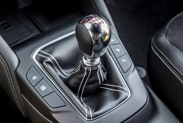 Ръчната скоростна кутия на Ford, стига кабелите да са добре позиционирани, е една от най-добрите в класа си &ndash; лека е, прецизна и приятна за употреба. Това обаче не важи за автоматичните трансмисии. 

Скоростна кутия с двоен съединител може да изненада с дълго време за реакция, а ако по време на тест-драйв смяната от D към R или обратно отнема повече от две секунди или колата подскочи при стартиране, е по-добре да се откажете от покупка.

Осемстепенна автоматична скоростна кутия с преобразувател на въртящ момент също може да работи неравномерно. Затова е най-добре да се стремите към механичната трансмисия, а ако някой държи на автоматика, тест-драйвът трябва да включва маневриране, задръствания, студен старт и загряване, с внимателно слушане на звуците от работещата скоростна кутия.