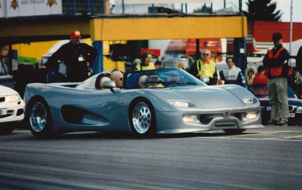 Koenigsegg CC8S, първият модел на компанията, е направен със скромни средства - "Бяхме на хляб и вода доста години", споделя фон Кьонигсег. Източници на идеи за дизайна са стари списания и забравени прототипи. Концептуалният СС е създаден и тестван през 1996, и после показан на филмовия фестивал в Кан през 1997. 