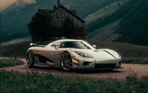 ССХ, дебютирал през 2006, изглежда много близък до ССR, но под "опаковката" това е съвсем нов автомобил. Това е и първият модел на Koenigsegg, проектиран да покрива стандартите за емисии и безопасност навсякъде по света. През 2008 в Женева се появяват CCX Edition, с мощност 888 коня, и CCXR Edition, с цели 1018 коня. Междувременно CCX чупи и рекорда за 0-300-0 км/ч - само 29.2 секунди. Дори днес, над 15 години по-късно, много малко автомобили са в състояние да направят 0-300 км/ч за 29 секунди, да не говорим за спирането. Ускорението от 0 до 200 км/ч отнема 9.3 секунди. През 2009 се появява ултралимитираната серия CCXR Trevita. Какво значи "ултралимитирана" ли? Само в два екземпляра. 