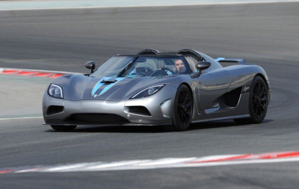 Следващата голяма крачка за компанията е през 2010 с дебюта на новата Agera. Това е хиперавтомобил, пълен с революционни нововъведения - от специалните VGR джанти, проектирани да действат като турбини и да отнемат топлина от спирачките, до новата версия на двигателя с два турбокомпресора и два суперчарджъра, даващи 960 конски сили максимална мощност. Появилата се след година версия Agera R развива 1140 коня на етанол, и 1200 Нм максимален въртящ момент. Счупен е и рекордът 0-300-0 км/ч, и то по шокиращ начин: само 21.19 секунди. 