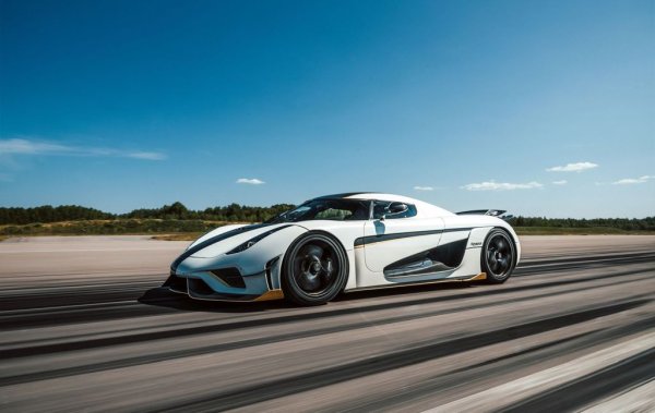 Следващата революция на Koenigsegg идва през 2015 на Женевския автосалон, когато е представена официално Regera. Новият хиперавтомобил е вече хибрид, съчетаващ V8 с туин турбо и три електромотора. Общата мощност е над 1500 конски сили. Още по-впечатляващото е, че цялата тази мощност се изпраща директно към задните колела, защото Regera няма скоростна кутия в класическия смисъл. Вместо това използва новаторската система Koenigsegg Direct Drive. Общо са произведени само 80 бройки от Regera. 
