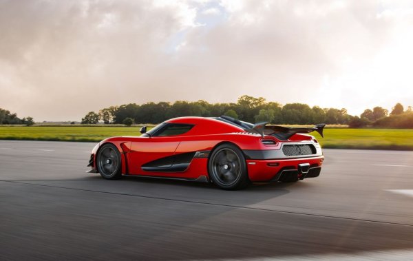 През 2015 е представена и специалната серия Agera RS, която две години по-късно ще стане новият най-бърз сериен автомобил в света. На трасето в Невада, САЩ, хиперавтомобилът постига 447.19 км/ч като средно постижение в двете посоки (такова е изискването за официален рекорд). Две години по-късно Bugatti Chiron Supersport успя да подобри тази скорост, но само в едната посока, така че официалният рекорд си остава за Koenigsegg. 