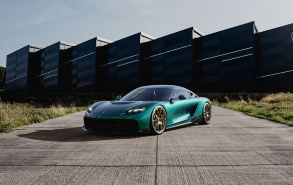 В първите си десетилетия Koenigsegg се фокусираше върху хиперавтомобили, залагащи на скоростта и предлагащи твърде скромни удобства. Това се промени през 2020 с представянето на концептуалната Gemera - първия 4-местен модел на Koenigsegg. През 2023 шведите най-сетне показаха и серийния модел, с новия електромотор, наречен Dark Matter, и с още една революция в трансмисиите, кръстена The Light Speed Tourbillon (и позволяваща както задвижване, така и управление и на четирите колела). Въвеждането на новия Hot-Vee V8 двигател в комбинация с електромотора дава мощност от 2350 конски сили. 
