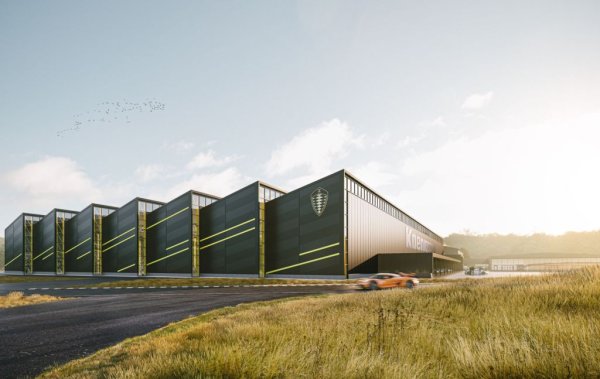 През миналата година Koenigsegg откри и новата си фабрика - Gripen Atelier. Този свръхмодерен център с площ 10,000 квадратни метра приютява не само производството, но и дизайна, инженерите и офисите на компанията. Откриването й бе исторически момент за шведската автомобилна индустрия - това е на практика първата нова фабрика в този сектор в страната за последния половин век. 
