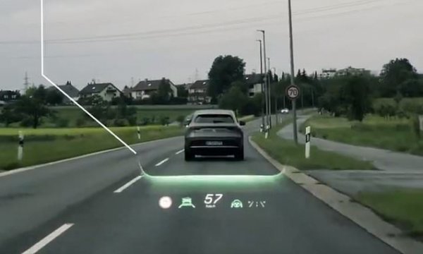 Една от най-интересните премиера на 2020 година беше на новия седан Mercedes-Benz S-Class, който, както подобава на истински флагман, получи пълен набор от съвременни системи. Сред тях е иновционният проекционен дисплей AR-HUD, който поддържа допълнена реалност. При нея виртуалните указатели се появяват на 10 метра пред автомобила и като в компютърна игра показват направлението на движение, както и разстоянието до предното превозно средство или до завоя.