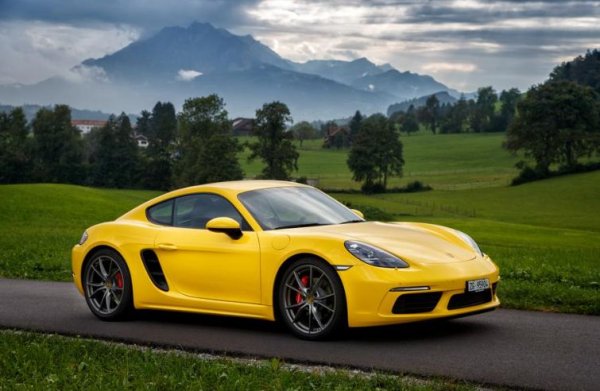 Германската компания отдавна се е превърнала в олицетворение на спортните коли. Дори моделът 718, който в повечето си версии разчита на 4-цилиндрови мотори, е достоен представител на фамилията. В това семейство са обединени моделите Boxster и Cayman. И тъй като Supra е купе, ще обърнем внимание на Cayman.

Базовата версия стартира от 55 610 евро, като за тези пари получавате 2,0-литров "боксер" с 300 к.с. и механична скоростна кутия с 6 предавки. На 64 970 евро е оценен Cayman с 2,5-литров турбомотор с 350 к.с. За тези, на които това им се струва малко, има и версия GTS с 365 к.с. за 74 830 евро. За сравнение, най-мощната и скъпа Supra е на цена от 60 500 евро.