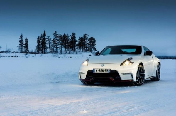 Този автомобил всъщност вече не е никак млад, но все още се предлага. Слуховете за негов наследник се появяват периодично, но засега няма нищо сигурно. Всъщност 370Z е създаден за американския пазар, като целта е да бъде по-комфортeн от 350Z. Това съвсем не означава, че му липсва характер - напротив, то си остава класическо спортно купе.

Моделът се предлага само с един двигател -  3,7-литров атмосферен V6 с индекс VQ37VHR, като той може да бъде срещнат на много модели на Infiniti. Скоростната кутия е 6-степеннна механична със система  SynchroRev Match или 7-степенен автомат. При версията Nismo двигателят е форсиран от 330 до 355 к.с. Цената е 34 730 за стандартния модел и 47 480 евро за Nismo.
