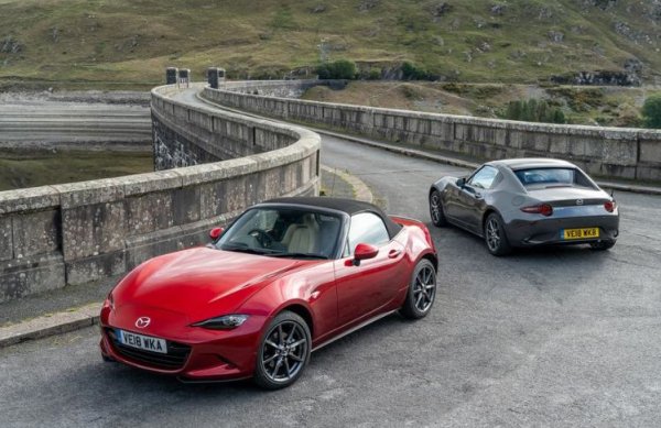 Историята на Mazda MX-5 и на братчето му Fiat 124 Spider Abarth до голяма степен повтаря тази на тандема Z4 и Supra, но има и някои различия. Първото е, че японският автомобил да възможност да бъде възкресен култовия някога  124 Spider, а не обратното. И втора - двете коли имат различна философия, тъй като Mazda залага на атмосферни двигатели, а Fiat се спира на турбомотори.