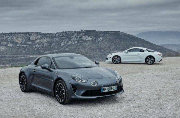 Съвременната спортна кола от Франция очарова феновете още от пръв поглед, тъй като представлява реиркарнация на легендата Alpine A110. Купето тежи едва 1110 кг., като се произвежда от малко повече от година, но успя да си спечели голям брой фенове. То е идеално както за хора, изпитващи носталгия по старото време, така и за младежи, желаещи да опитат тръпката от шофиране на спортен модел.

Във Франция ново А110 струва поне 54 700 евро, което не е никак малко, тъй като все пак тази кола не разполага с най-мощния двигател в класа си. Под капака е поставен 4-цилиндров турбомотор с мощност 255 к.с., които са достатъчни за ускорение от 0 до 100 км/ч за 4,5 секунди. Задвижването е задно, а максималната скорост е 250 км/ч.