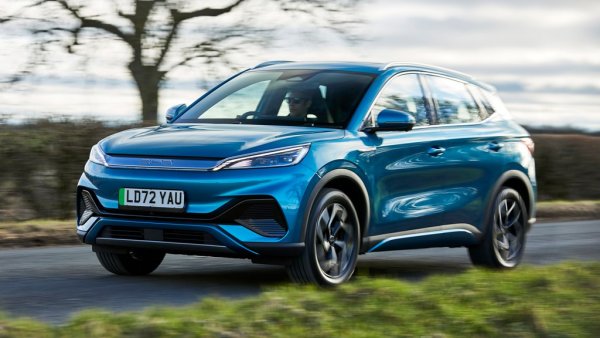 BYD &ndash; съкратено от Build Your Dreams, построй мечтите си &ndash; е частна автомобилна компания от Шънджън, която още преди десетилетие привлече солидна инвестиция от самия Уорън Бъфет. В последните години тя се утвърди като най-голямата експортна сила на китайската автомобилна индустрия. А през този юли излезе на трето място по глобални продажби, почти настигайки Volkswagen. 
По наша информация, BYD води успоредни преговори с няколко потенциални вносителя в България. В добри позиции изглежда Sfakianakis Group, която вече бе определена от китайците за техен вносител в Гърция, и която би могла да поеме дистрибуцията за целия регион. Sfakianakis Group е представена у нас от дъщерната си компания "Миркат", вносител на Suzuki. В отговор на запитване от Automedia, от "Миркат" заявиха, че за момента нямат коментар. Успоредно в съобщение чрез медиите за преговори с BYD загатна и "Чайна Мотор Къмпани", част от групата "Ауто Юнион". В момента тя внася у нас някои марки на друг китайски производител - Dongfeng. Непотвърдени на никакво ниво слухове споменават като потенциални вносители също "Мото Пфое" и "Силвър Стар". Развръзката вероятно ще стане ясна в първите месеци на следващата година. 
