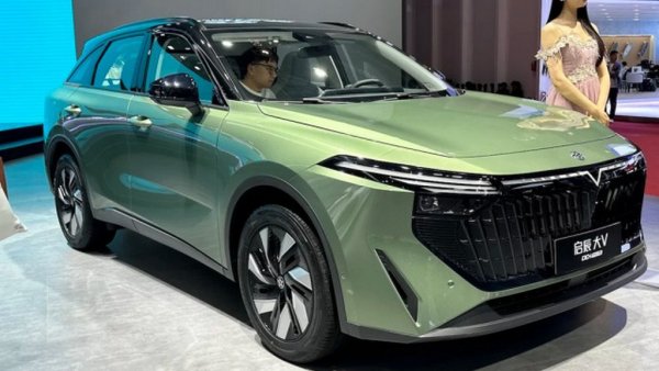 В съвсем близко бъдеще се очаква българският дебют и на Venucia - марка на джойнт-венчъра Dongfeng-Nissan, която произвежда автомобили по японски технологии и с преобладаващо японски компоненти. Вносител у нас ще е ADG Bulgaria, дъщерно дружество на регистрираната в Германия ADG Europa, която държи правата на Dongfeng-Nissan за целия ЕС. Българският клон на ADG организира дистрибуцията на модели на Venucia, като кросоувъра V-Online, и за Северна Македония и Сърбия, потвърди Юлиан Чебишев, управляващ партньор в ADG Europa. Компанията е и официален вносител у нас на Voyah - премиум-марката на Dongfeng. 
