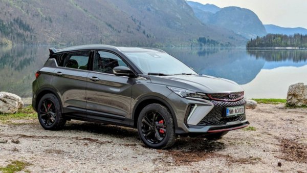 Предстоящият Софийски автосалон през октомври ще е официален дебют за марката Geely в България. Китайската компания, която притежава Volvo, Polestar, Lotus, Smart и държи сериозен дял от Mercedes, ще се внася у нас, както и на останалите балкански пазари, от словенската компания SEEAG. Като начало тя ще предлага у нас два кросоувъра - компактния Coolray, със стартова цена под 52,000 лева, и по-големия Starray. В напреднала фаза са преговорите с първите два дилъра на марката за София, потвърди регионалният мениджър на SEEAG Николай Колев пред Automedia.bg.