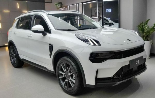 Успоредно с Geely, на българския пазар ще стъпи и друга марка от портфолиото на гиганта Zhejiang Geely Holding Group (ZGH) - Lynk & Co. Посетителите на автосалона в София ще видят кросоувъра Lynk & Co  01 - много близък роднина на Volvo XC40. По оригинален замисъл този автомобил дори трябваше да се прави в същия завод като XC40 - белгийското предприятие на Volvo в Гент, но в крайна сметка недостигащият капацитет там го пренасочи към Нинбо в Китай. В Европа моделът се предлага като паралелен и като плъг-ин хибрид. На западноевропейските пазари марката предлага и иновативна схема с месечни абонаменти и опция за споделяне, но на Балканите засега Lynk & Co ще залага на класическите продажби. Също както и при Geely, вносител у нас е словенската SEEAG, собственост на Д. Хабич и Й. Нелеман. Бизнесът й започва през 90-те години като вносител на Kia, но днес се е разширил значително. SEEAG е вносител на Volvo за осем пазара от региона, освен това предлага Kia, SsangYong, а от 2022 е първият директен вносител на Geely в Европа. 
