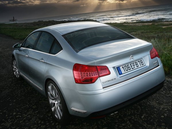 Автомобилните дизайнери от Франция не би трябвало да произвеждат скучни автомобили с безличен външен вид. От дълго време от Citroen подчертават индивидуалността на всеки автомобил с определен „акцент“ в конструкцията, дизайна и оборудването. Невъзможно е да се забрави хидропневматичното окачване на старите модели на марката, както и прозрачното арматурно табло и волан с фиксирана централна част на незабравимите хечбеци Citroen C4 (първо поколение). 