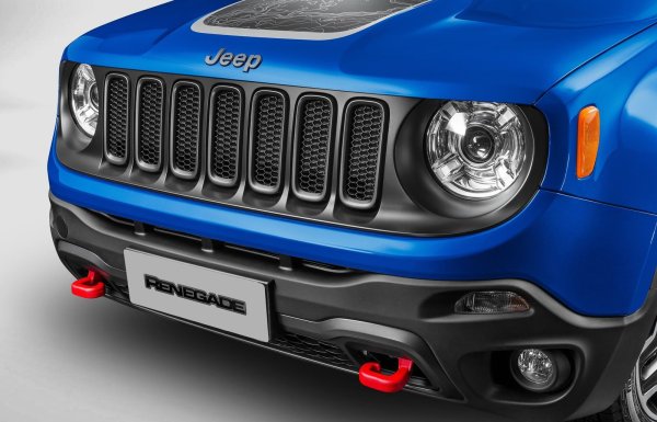 Представен в средата на миналото десетилетие, Renegade все още е един от най-малките съвременни модели на Jeep. Построен на същата платформа като Fiat 500X, той се превърна в трън в окото на феновете на култовата американска марка, която произвежда истински брутални всъдеходи. Ето защо, за да може красивият SUV, който е с европейска техника и се сглобява в Италия, да бъде безпогрешно идентифициран като Jeep, стилистите на марката се постараха да му дадат характерни черти и елементи на SUV от САЩ. 