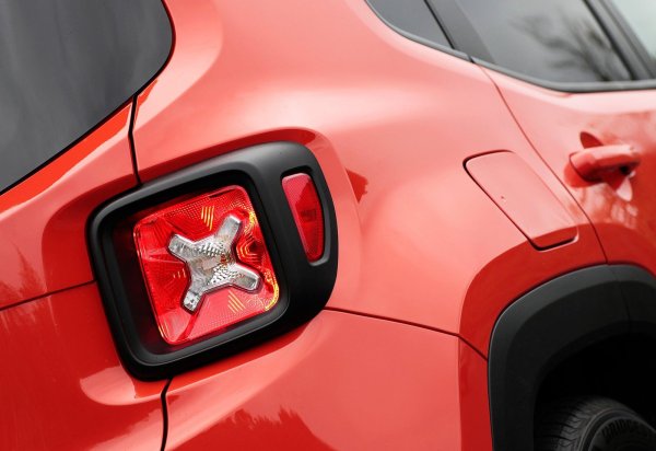 В допълнение към разпознаваемата вертикална решетка със седем големи прореза, чифт кръгли фарове отстрани и характерна форма на арките на колелата, Renegade получи някои други интересни детййли. Например, задни светлини с кръстообразна шарка, напомняща формата на щампована армейска туба за гориво от Втората световна война, когато се ражда марката Jeep и нейният първороден Willys. А също и едва забележим силует на офроуд-предшественика върху стъкления кант.