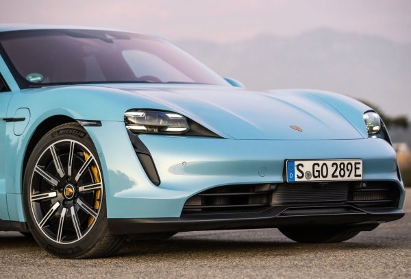 Електрическите превозни средства са един от най-активно развиващите се отрасли на автомобилната индустрия през последните години в света. От градски автомобили и кросоувъри до спортни автомобили и пикапи, повечето от съществуващите електромобили имат много общи неща и по-специално нуждата от енергия. Производителите на такива автомобили често поставят специален конектор за зареждане на обичайното място - зад люка на резервоара за газ някъде на задното крило. Понякога той е на необичайни места - зад емблемата отпред, както при Nissan Leaf, например.