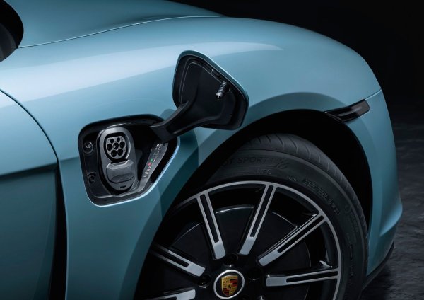 С пускането на първия си електрически седан Taycan през 2019 г., Porsche стигна още по-далеч. Неговите инженери поставиха гнездото за зареждане в долната част на предния калник, точно зад волана. А капакът на люка му и начина на отключване и заключване се превърнаха в интересен елемент. Процедурата е плавна и почти безшумна с помощта на електрическо задвижване. Достатъчно е да плъзнете пръста си под лайсната вдясно от нея, тъй като люкът бързо излиза някъде вътре в крилото. 