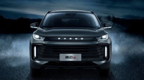 Дебютирайки през същата година като Porsche Taycan, новият китайски премиум кросоувър от дъщерната компания на Chery – Exeed, също успя да изненада мнозина. В допълнение към интериора с разнообразие от текстури, материали и цветове, както и оборудване като контурно осветление, широк инструментален панел със сензорен екран и усъвършенстван климатичен контрол, TXL предлага и оригинален ъншен вид, в който някои обаче виждат приликата ту с Tesla, ту с Range Rover. 