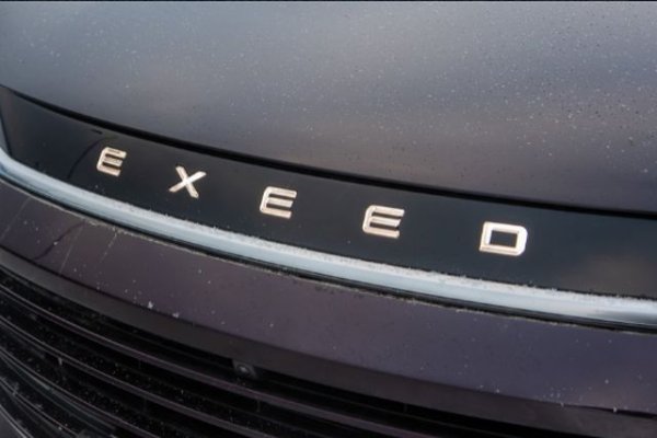Една от най-интересните екстериорни характеристики, които се появихаслед фейслифта в края на 2021 г., беше новият надпис Exeed в предната част на автомобила. Ако по-рано изглеждаше по-дълъг (Cheryexeed), а на места можеше да бъде залепен накриво, поради което някои собственици дори го свалиха, сега той вече е светещ. Буквите първо мигат последователно, а след това всички заедно, когато собственикът се приближи до колата с ключа и тя се отвори. Между другото, китайците са дали възможност тази функция да се активира, ако собственикът на Exeed TXL прецени, че не се нуждае от нея. 