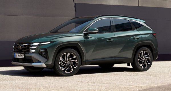 При Tucson имаме поскъпване с близо 4,000 лева спрямо миналата година, но то се обяснява с лансирането на значително обновения (особено като интериор) фейслифт. Цената е за 1.6 GDI турбобензин в съчетание с мека хибридна система, 7-степенен автоматик с двоен съединител и 160 коня максимална мощност. Даже базовото ниво Comfort е добре оборудвано - с дигитални прибори, камера за заден ход и асистент при паркиране, отопление на кожения волан и предните седалки, и двузонов климатроник. 

Цена през 2020: 53 780 лева
Цена през 2021: n/a
Цена през 2022: 55 980 лева
Цена през 2023: 65 980 лева

