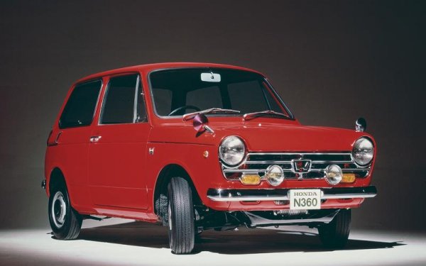 В много отношения N360 проправя пътя за появата на Civic. Има формата на хечбека, добрата управляемост и качеството на сглобката. Той обаче използва двуцилиндров двигател с въздушно охлаждане и работен обем от 354 кубика, монтиран отпред и задвижващ предните колела.
Както може да се очаква от кола, създадена от компания, прочута най-вече с мотоциклетите си, двигателят на N360 набира усилено и може да развие скорост от 137 км/ч. Това прави този малък японски автомобил пряк конкурент на Mini и е също толкова ценен от колекционерите, както и британския му колега. Моделът N600 е много сходен, но беше оборудвана с 600-кубиков двигател и е първата Honda, официално продадена в САЩ през 1969 година.