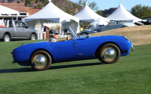 Може ли да има спортен автомобил с двигател, чийто обем е само 322 кубика? Berkeley със сигурност смята така и неговият SE322 показва, че една кола може да бъде повече забавна, отколкото мощна. Двуцилиндровият мотоциклетен двигател на Anzani се справя страхотно за британския двуместен модел, който тежи едва 380 кг.
SE322 се нуждае от 38,3 секунди, за да ускори от място до 96 км/ч, което е бавно дори по стандартите от 50-те години. И все пак максималната скорост от 105 км/ч е впечатляваща за такъв малък двигател, който може да държи високи обороти и така да осигурява максимално удоволствие от управлението на колата. По-големият двигател от 328 кубика предлага малко повече мощност, но основната атракция и за двете версии е ниската цена.