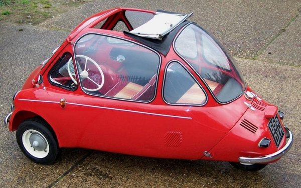 За разлика от много модели и икономични коли от 50-те години, които използват двутактови двигатели, Heinkel има четиритактов с обем от 174 куба. По-късно той е увеличен до 198, но и двата едноцилиндрови агрегата имат ниски изисквания по поддръжката и нямат нужда от предварително смесване на горивото с двутактово масло, което е благословия за шофьорите.
Heinkel започва да се прави в Германия, но производството се премества в Ирландия и също така се сглобява под името Trojan в Англия. Винаги добре сглобени и способни да настанят четирима души, Heinkel оцелява в разумните 23 000 бройки, произведени между 1956 и 1965 година.