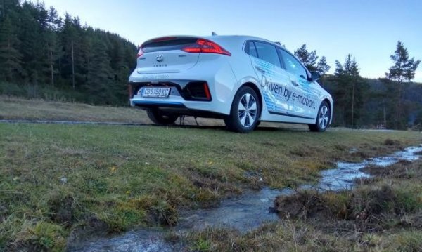 Минимален растеж за корейците през септември и спад от 25% за деветте месеца, което им позволява да увеличат пазарния си дял с две десети до 3.7%.
