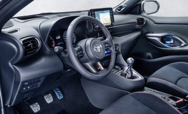 Името Yaris не бива да ви подвежда: тук японците са създали рали автомобил буквално от нулата. И после са направили от него хот хеч, подходящ за всеки ден. 
GR Yaris възкреси позабравената традиция да се създават специални серии за хомологация, с която не се бяхме сблъсквали от 90-те и от тогавашните Impreza и Evo. 