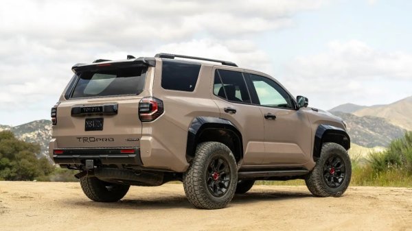 Toyota ще представи шестото поколение 4Runner, базирано на платформата GA-F. Нов четирицилиндров двигател с турбокомпресор и хибридна система, както и екстремните офроуд версии TRD Pro и Trailhunter ще добавят технология и офроуд потенциал към модела.
