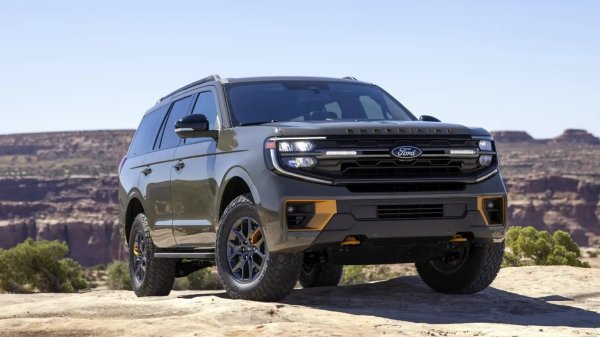 Версия Ford Expedition Tremor дебютира като първия SUV по рода си с мощен EcoBoost V6 двигател, офроуд гуми и задвижване на четирите колела със специален режим Rock Crawl.
