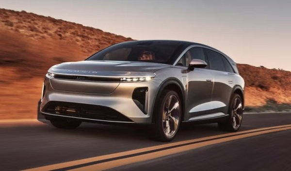 SUV-моделът на Lucid ще предлага впечатляваща мощност от 828 к.с. и пробег до 724 км, което го прави сериозен конкурент на Tesla Model X в сегмента на луксозните електрически автомобили.
