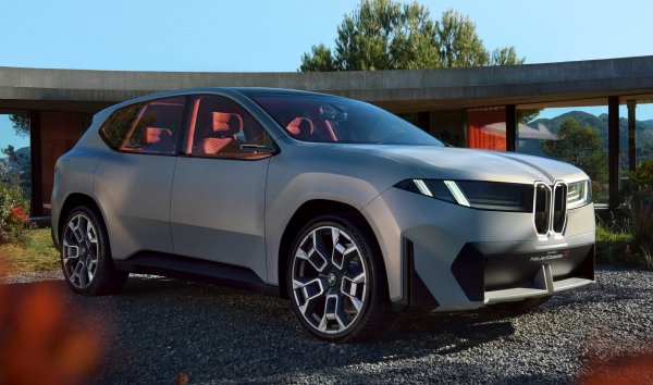 Една от най-очакваните премиери на следващта година е именно електрическият кросоувър на баварците. Първият модел на новата платформа Neue Klasse ще бъде пуснат през втората половина на годината, предлагайки ултрабързо зареждане и минималистичен дизайн.
