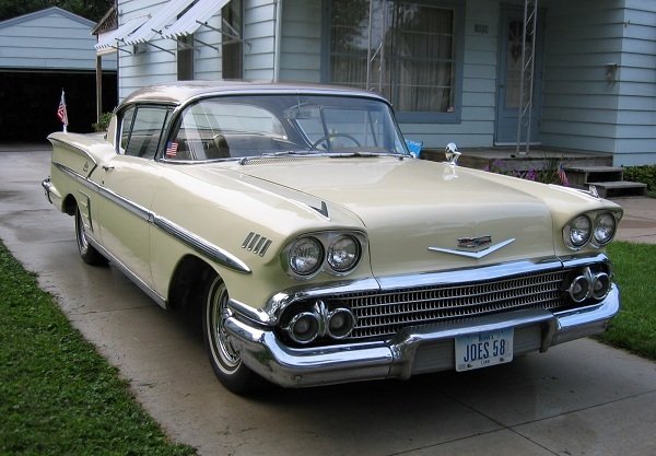 <p><strong>Най-продаваните автомобили за всички времена</strong><br /><br />10. Chevy Impala (1958 &ndash; )<br />Продажби: 14 милиона<br />Компания: General Motors<br />Цена: 22 760 долара<br /><br />GM е най-голямата автомобилна компания, а има само една кола в топ 10. Последният модел Impala ще бъде предложен през 2014 г.<br /><br /><img width="600" height="277" src="/images/upload/articles_body/2012-01/800px-Chevrolet_Impala_--_12-26-2009.jpg" alt="" /><br />&nbsp;</p>