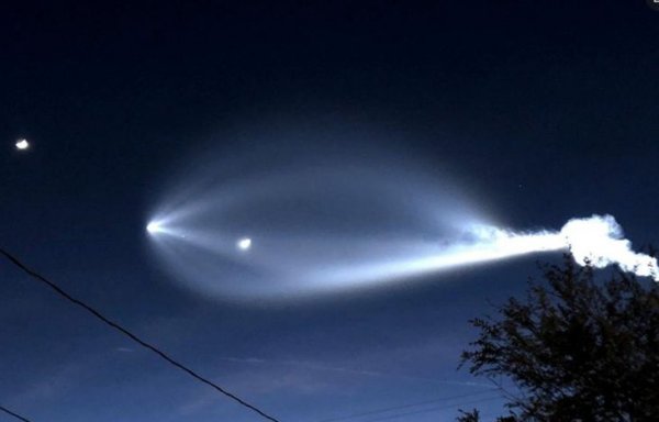 Изстрелването на ракетата Falcon 9 на Илон Мъск (същият, който иска човечеството да премине на автономни електромобили и копае подземни тунели под големите градове) става в петък привечер - час пик в Лос Анджелис. Един от шофьорите на местна магистрала се заглежда в дирята, оставена от ракетата и предизвиква сериозна катастрофа, в която участват още 3 автомобила.