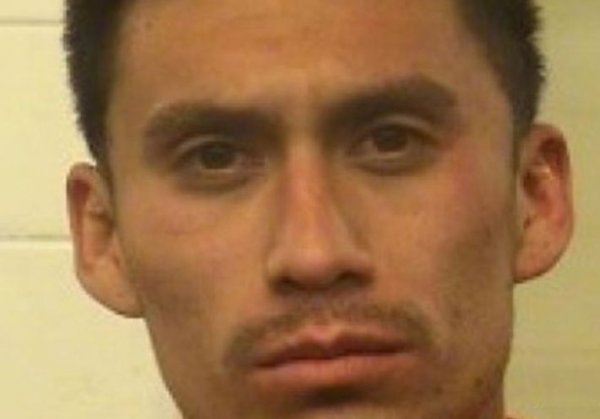 Идеята за секс в кола не е лоша, стига машината да не е в движение. Понякога обаче хората обичат да експериментират, като Луис Брионес (на снимката) и гаджето му правят точно това. Мъжът обаче доста късно забелязва, че колата му навлиза в насрещното платно и натиска рязко спирачката. В резултат на това приятелката му излита през предния прозорец. Като истински "джентълмен" Луис се опитва да избяга, но е задържан от очевидци, които му взимат ключовете от автомобила.