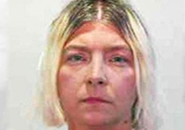 Тази история е от Флорида и звучи толкова невероятно, че малцина биха повярвали в нея. Някои си Мегън Барнс (на снимката) бърза за среща с гаджето си, когато се сеща, че не е подготвена за нея. Блондинката решава да си избръсне "зоната на бикините", докато пътува (!), а нейният бивш съпруг, който се вози на предната седалка, трябва да държи волана и да управлява (!!!). Историята приключва с удар в движещия се отпред всъдеход и с написването на доста любопитен протокол от полицията. Интересно обаче е какво ще кажат застрахователите...
