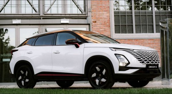 Компактен кросоувър, който бе представен за пръв път през 2022 и вече се продава на близо 60 пазара по цял свят. Omoda 5 е дълъг 4.37 метра и широк 1.82, с 372-литров багажник, което е скромно за сегмента, но пък включва резервна гума като серийно оборудване. 
Задвижванeто разчита на новия 1.6-литров бензинов турбомотор на Chery (TDGI) с мощност 145 конски сили, 275 Нм максимален въртящ момент и 10.1 секунди за ускорение 0-100 км/ч. Максималната скорост е 195 км/ч. Средният разход по световния тестов цикъл WLTP е 7.4 литра за 100 км. 
