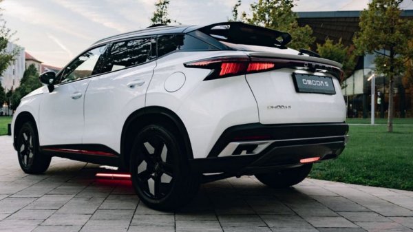 Както и останалите модели на двете експортни марки на Chery, Omoda 5 залага на богато серийно оборудване и на максимално опростен избор, само с две нива. Базовата версия Comfort има вентилирани спирачни дискове, 18-цолови алуминиеви джанти, 7 въздушни възглавници, адаптивен круиз контрол и активен асистент за поддържане на лентата (може сама да следва пътя), LE светлини, кожен волан, отопление и дори вентилация на предните седалки, отделение за вещи с охлаждане, паркинг сензори отпред и отзад, задна камера и безжично зарядно.  
Климатикът е автоматичен, но с една зона. Колата има два 12.3-инчови екрана - един за приборите и един за мултимедията. Последната поддържа Android Auto и Apple CarPlay, което далеч не се отнася до всички китайски модели в Европа, и гласови команди (засега на английски и испански). 
